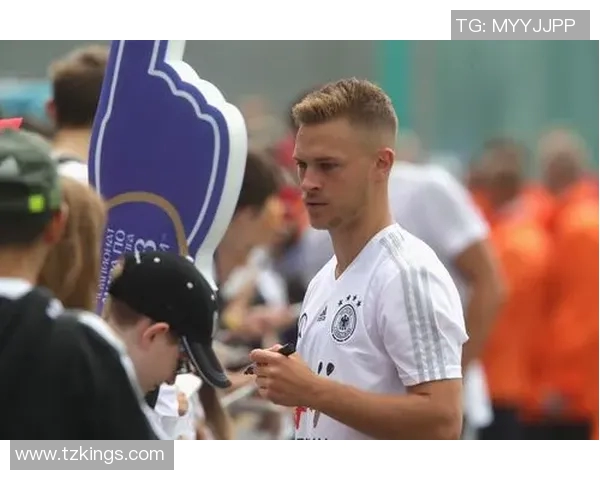 足球明星布娃娃的可爱形象展现与球迷互动的温馨瞬间