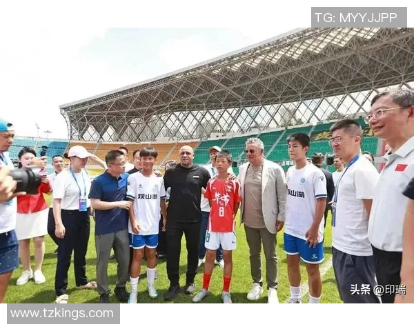 体育老师的足球明星之路:从校园到职业赛场的传奇故事 体育老师的足球明星之路:从校园到职业赛场的传奇故事