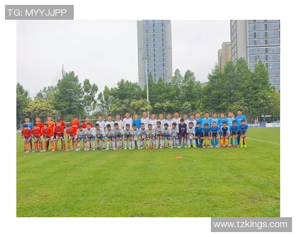 杭州足球队转型之路的挑战与机遇全景解析 杭州足球队转型之路的挑战与机遇全景解析